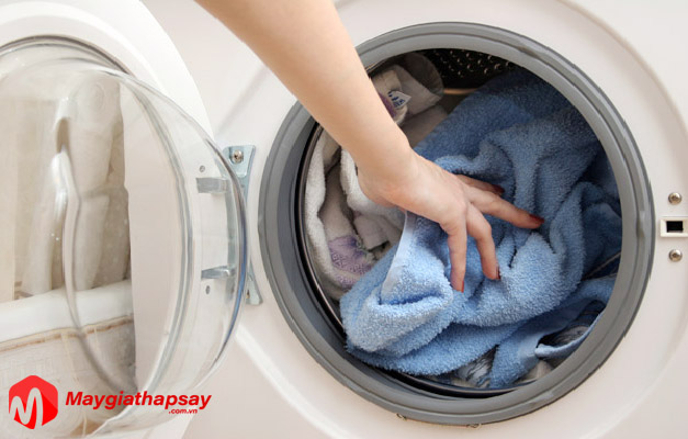 máy giặt quần áo bằng nước nóng