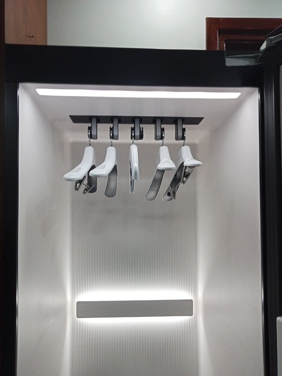 556722169_4247341222251656_8503373798636863371_n Máy giặt hấp sấy LG Styler SC5GMR8GH