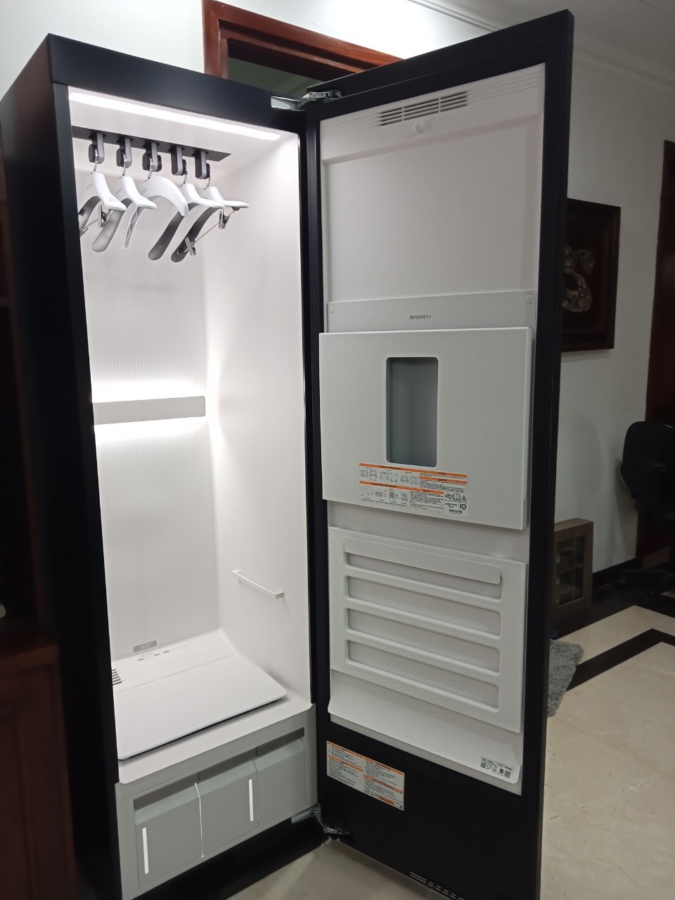 556848360_4247341415584970_7127082098184611498_n Máy giặt hấp sấy LG Styler SC5GMR8GH