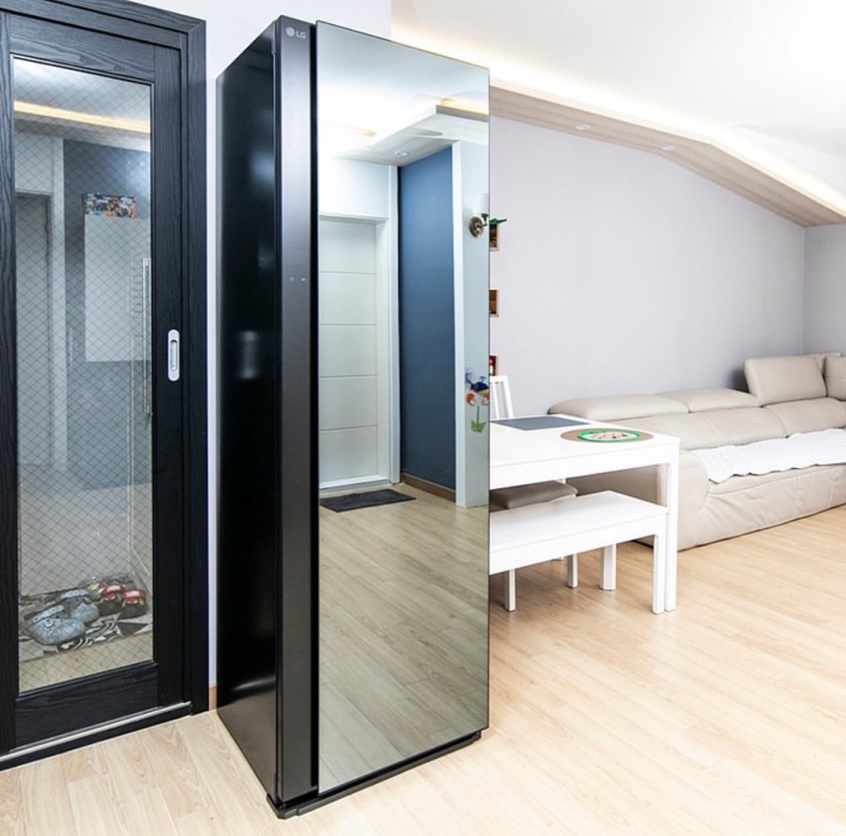 557570749_4247341418918303_3457005605564878047_n Máy giặt hấp sấy LG Styler SC5GMR8GH